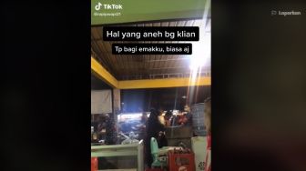 Bukan Karyawan, Aksi Emak-emak Ini Terekam Bantu Sajikan Hidangan Pembeli