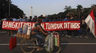 Sejumlah mahasiswa membentangkan spanduk saat melakukan aksi unjuk rasa di kawasan Patung Kuda Arjuna Wiwaha, Jakarta, Rabu (28/10/2020). [Suara.com/Angga Budhiyanto]