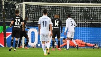 Penyerang Moenchengladbach Marcus Thuram mencetak gol selama pertandingan sepak bola grup B Liga Champions antara Borussia Moenchengladbach melawan Real Madrid di Borussia Park Stadium, Rabu (28/10) dini hari WIB. [Ina Fassbender / AFP]