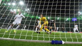 Penjaga gawang Moenchengladbach, Yann Sommer (tengah) gagal menyelamatkan tendangan dari gelandang Real Madrid Casemiro yang menjadi gol selama pertandingan sepak bola grup B Liga Champions antara Borussia Moenchengladbach melawan Real Madrid di Borussia Park Stadium, Rabu (28/10) dini hari WIB. [Ina Fassbender / AFP]