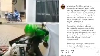 Demi Capai Titik Tujuan, Driver Ojol Ini Seret Motor di Bawah Portal Jalan