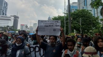 Demo Tolak UU Ciptaker, Mahasiswa: Akal Bulus DPR Tak Semulus Paha Dinar Candy