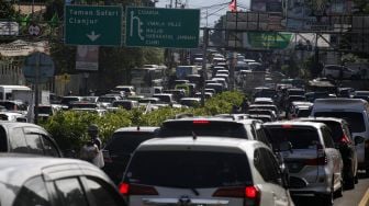 Sejumlah kendaraan memadati ruas jalan jalur Puncak, Gadog, Kabupaten Bogor, Jawa Barat, Rabu (28/10/2020). [ANTARA FOTO/Yulius Satria Wijaya]