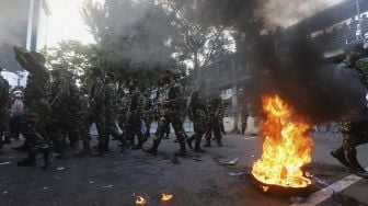 Personel TNI membubarkan massa yang melakukan aksi unjuk rasa di kawasan Patung Kuda Arjuna Wiwaha, Jakarta, Rabu (28/10/2020). [Suara.com/Angga Budhiyanto]