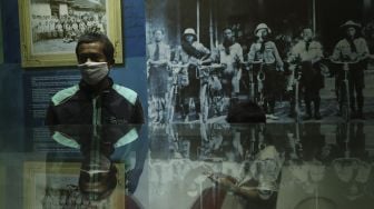 Pengunjung mengamati foto yang dipajang di Museum Sumpah Pemuda, Jalan Kramat Raya No. 106, Jakarta, Rabu (28/10/2020). [Suara.com/Angga Budhiyanto]