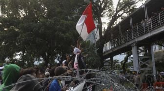 Sejumlah massa melakukan aksi unjuk rasa di kawasan Patung Kuda Arjuna Wiwaha, Jakarta, Rabu (28/10/2020). [Suara.com/Angga Budhiyanto]