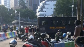 Diduga Bukan Mahasiswa, Massa Tolak UU Ciptaker Ditangkap Polisi di Patung Kuda