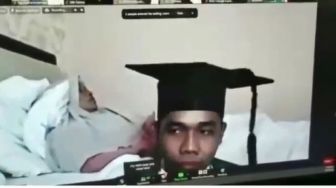 Surga di Tapak Kaki Ibu, Mahasiswa UMI Wisuda di Samping Ibu