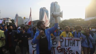 Sejumlah mahasiswa melakukan aksi unjuk rasa di kawasan Patung Kuda Arjuna Wiwaha, Jakarta, Rabu (28/10/2020). [Suara.com/Angga Budhiyanto]