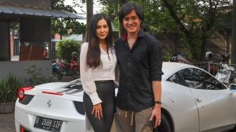 Musisi Kevin Aprilio bersama dengan istrinya, Vicy Melanie berpose didepan kamera saat ditemui di Lebak Bulus, Jakarta Selatan, Rabu (28/10). [Suara.com/Alfian Winanto]