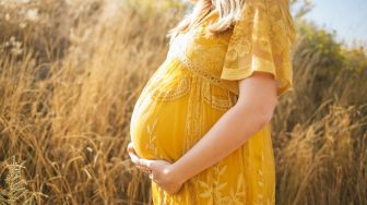 Hasilnya Bikin Takjub, Viral Aksi Anti Mainstream Calon Ibu Pemotretan Kehamilan di Samping Kandang Ayam