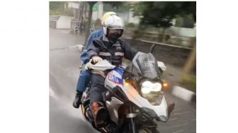 Melawat ke Jateng, Ridwan Kamil Ajak Istri Naik BMW R 1250 GS Adventure