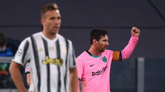 Penyerang Barcelona Lionel Messi (kanan) merayakan gol kedua timnya selama pertandingan sepak bola Grup G Liga Champions UEFA antara Juventus melawan Barcelona di Allianz Arena, Turin, Italia, Kamis (29/10/2020) dini hari WIB. Marco BERTORELLO / AFP