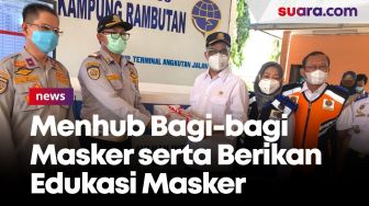 Pantau Prokes di Stasiun Pasar Senen, Menhub Bagi-bagi Masker