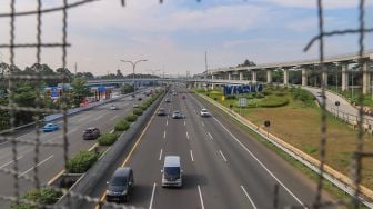 Sejumlah kendaraan melintas di Tol Jagorawi, Jakarta, Kamis (29/10). [Suara.com/Alfian Winanto]