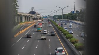 Sejumlah kendaraan melintas di Tol Jagorawi, Jakarta, Kamis (29/10). [Suara.com/Alfian Winanto]