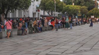 Warga berwisata di Kawasan Kota Tua, Jakarta Barat, Kamis (29/10). [Suara.com/Alfian Winanto]