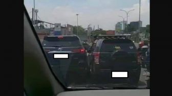 Viral Adu Senggol 2 Mobil di Jalan Bikin Geger, Mirip Main Bombom Car