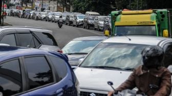 Kendaraan terjebak kemacetan menuju kawasan wisata Lembang di Jalan Setiabudi, Bandung, Jawa Barat, Kamis (29/10/2020).  [ANTARA FOTO/Raisan Al Farisi]