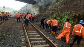 Sempat Tertutup Longsor pada Rabu Malam, Jalur Rel KA di Banyumas Bisa Dilalui Kembali