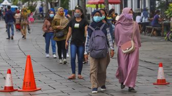 Warga berdatangan untuk berwisata di Kawasan Kota Tua, Jakarta Barat, Kamis (29/10). [Suara.com/Alfian Winanto]