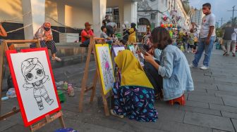 Anak - anak berwisata sambil melukis di Kawasan Kota Tua, Jakarta Barat, Kamis (29/10). [Suara.com/Alfian Winanto]