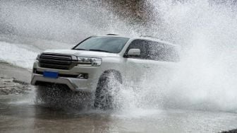 Sebelum Nekat Ajak Mobil Terobos Banjir, Mari Pelajari 3 Tips Ini