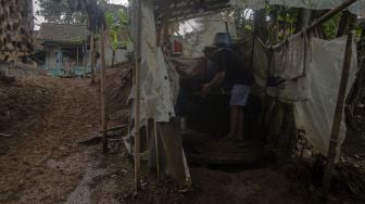 
Warga menggunakan sarana mandi cuci kakus (MCK) yang berkondisi tidak layak di Kampung Pondok Buah batu, Cimenyan, Kabupaten bandung, Jawa Barat, Jumat (30/10/2020).  [ANTARA FOTO/Novrian Arbi]