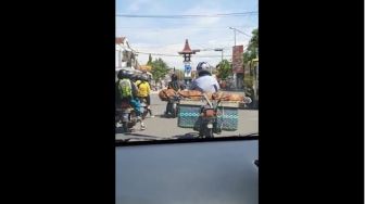 Warga Boyolali Ini Bawa Jenazah Ibunya Pakai Motor, Ditaruh di Atas Bronjong