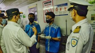 Menteri Perhubungan Budi Karya Sumadi saat melakukan tinjauan ke Pelabuhan Tanjung Priok, Jakarta, Jumat (30/10. [Foto/Kemenhub]
