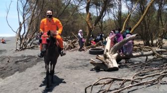 Wisatawan Meningkat, Basarnas Awasi Pantai Goa Cemara dengan Berkuda