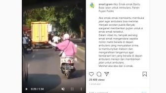 Biasanya Dicela, Emak-Emak Ini Bantu Buka Jalan Ambulans hingga Tuai Pujian