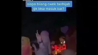 Viral Video Hijaber Disawer Uang di Bar, Netizen: Akhir Zaman, Nauzubillah