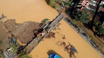 Pekerja kota membersihkan jalan-jalan usai di hantam Topan Molave dan tanah longsor, Vietnam, Jumat (30/10).  [Manan VATSYAYANA / AFP]