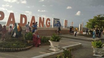 Pengunjung Pantai Padang Dipalak Oknum Ngaku Tukang Parkir, Sempat Adu Jotos