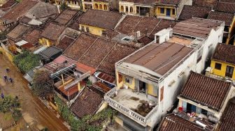 Kondisi kota tua Hoi An usai di hantam Topan Molave dan tanah longsor, Vietnam, Jumat (30/10).  [Manan VATSYAYANA / AFP]
