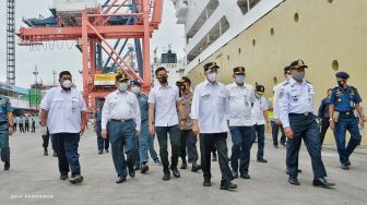 Menteri Perhubungan Budi Karya Sumadi saat melakukan tinjauan ke Pelabuhan Tanjung Priok, Jakarta, Jumat (30/10. [Foto/Kemenhub]
