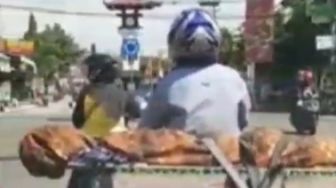 Video Anak Bawa Jenazah Sang Bunda Pakai Keranjang di Atas Sepeda Motor