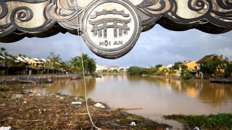 Puing-puing terlihat mengambang di sungai setelah di hantam Topan Molave dan tanah longsor, Vietnam, Jumat (30/10). [Manan VATSYAYANA / AFP]
