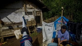 Warga menggunakan sarana mandi cuci kakus (MCK) yang berkondisi tidak layak di Kampung Pondok Buah batu, Cimenyan, Kabupaten bandung, Jawa Barat, Jumat (30/10/2020).  [ANTARA FOTO/Novrian Arbi]