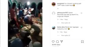 Terlalu Rakus Ambil Bingkisan, Tingkah Bocah Ini Disebut Warganet Mirip DPR