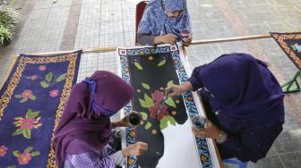 Sejumlah perempuan belajar mewarnai batik Melayu Riau di Galeri Semat Tembaga, di Kota Pekanbaru, Riau, Sabtu (31/10/2020). [ANTARA FOTO/FB Anggoro]