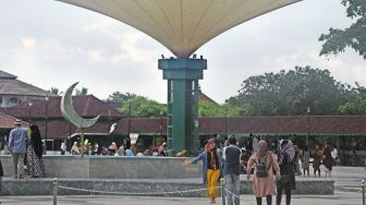 Sejumlah wisatawan berkunjung ke kompleks Masjid Agung Kesultanan Banten di Kasemen, Serang, Banten, Sabtu (31/10/2020). [ANTARA FOTO/Asep Fathulrahman]