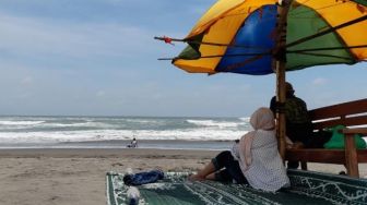 Wisatawan Pantai di Jogja Meningkat, Petugas Terus Awasi Protokol Kesehatan