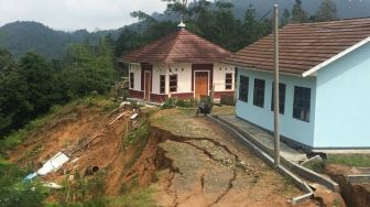 Gedung Sekolah di Lebak Nyaris Terseret Longsor Akibat Hujan Kemarin