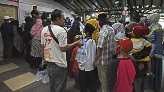 Sejumlah wisatawan antre untuk masuk ke makam Sultan Maulana Hasanudin di kompleks Masjid Agung Kesultanan Banten di Kasemen, Serang, Banten, Sabtu (31/10/2020). [ANTARA FOTO/Asep Fathulrahman]