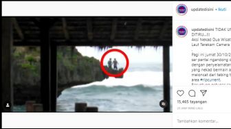 Video Aksi Nekat Wisatawan Terjun dari Tebing ke Laut, Terekam Kamera Warga