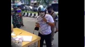 Kocak! Video Pria Ketahuan Kelabuhi Polisi Pakai Masker Wajah, Netizen Ngakak....