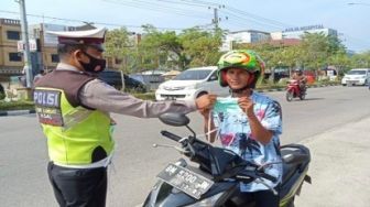 Personel Polsek Tampan Bagikan Masker saat Gelar Operasi Zebra