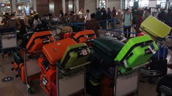 Sejumlah calon jamaah umrah melakukan lapor diri di Terminal 3 Bandara Soekarno Hatta, Tangerang, Banten, Minggu (1/11/2020). [ANTARA FOTO/Muhammad Iqbal]